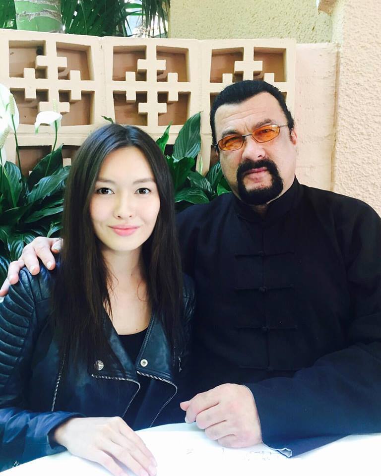 Стивен Сигал “Загвар өмсөгч, жүжигчин бүсгүйг “онилжээ”